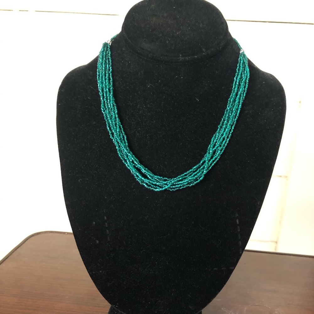 Sparkling turquoise color necklace